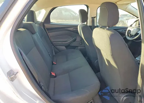 2018 Ford Focus S z USA, uszkodzony, nr VIN 1FADP3E2XJL246360